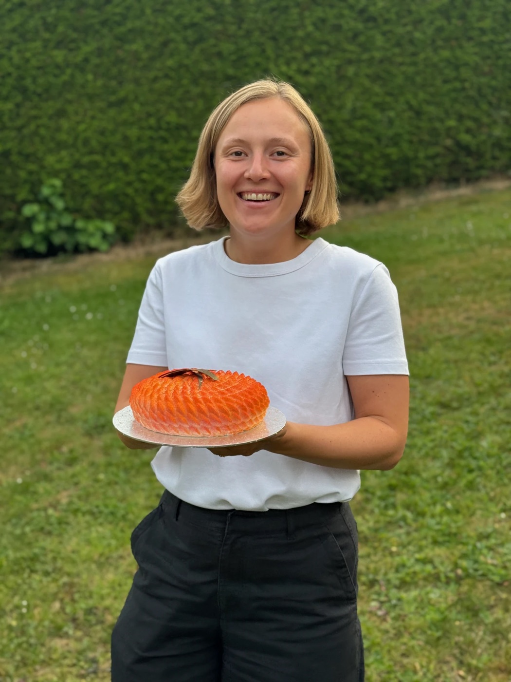 Fanny Savary, fondatrice de Ricotta Studio, un gâteau orange dans les mains